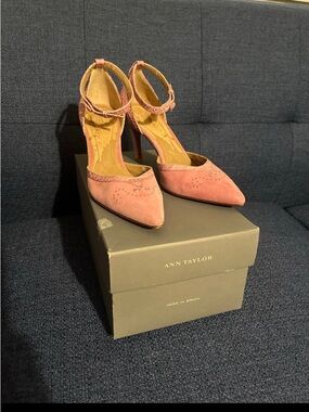 Ann Taylor Suade/Leather 5 1/2 Women’s Heels